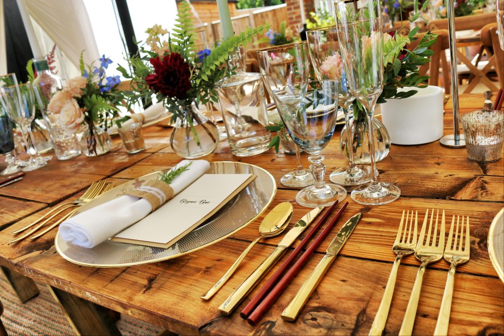 Beautifully arranged table with elegant cutlery and floral decoration, perfect for fine dining.